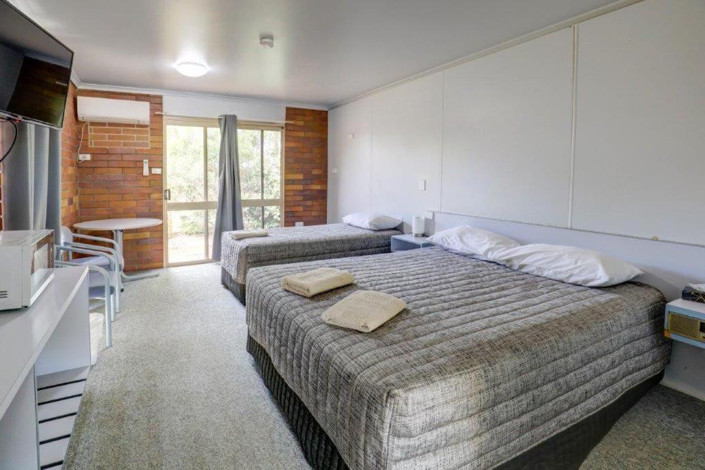 Tambo Mill Motel & Caravan Park Buitenkant foto