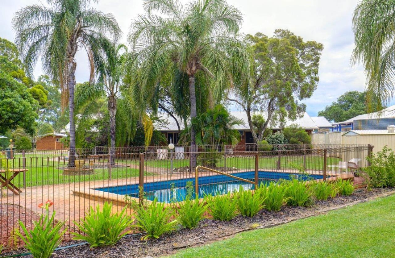 Tambo Mill Motel & Caravan Park Buitenkant foto
